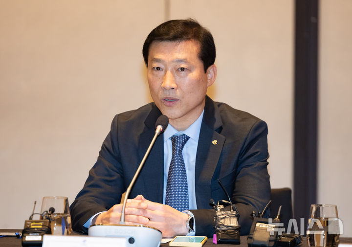 [서울=뉴시스] 황준선 기자 = 김택수 대한체육회 선수촌장이 27일 오후 서울 용산구 그랜드 하얏트 서울에서 열린 제42대 대한체육회 집행부의 첫 이사회에서 인사말을 하고 있다. 2025.03.27. hwang@newsis.com