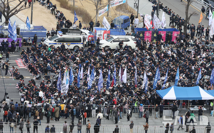 [서울=뉴시스] 김명원 기자 = 전국민주노동조합총연맹이 27일 서울 종로구 광화문에서 '윤석열 즉각 파면! 내란세력 청산! 사회대개혁 쟁취!' 총파업 총력투쟁대회를 진행하고 있다. 2025.03.27. kmx1105@newsis.com