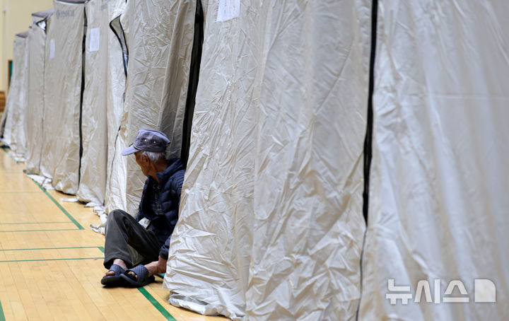 [청송=뉴시스] 이무열 기자 = 27일 경북 청송군 진보문화체육센터 대피소에서 산불을 피해 대피한 어르신이 휴식을 취하고 있다. 2025.03.27. lmy@newsis.com
