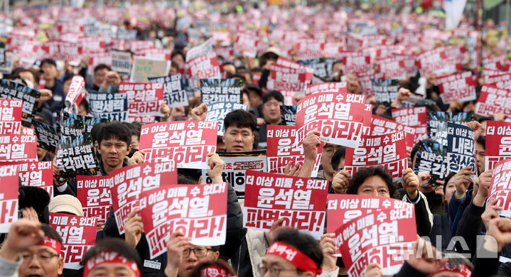 [서울=뉴시스] 추상철 기자 = 전국민주노동조합총연맹이 27일 오후 서울 종로구 광화문광장에서 '윤석열 즉각 파면! 내란세력 청산! 사회대개혁 쟁취!' 총파업 총력투쟁대회를 하고 있다. 2025.03.27. scchoo@newsis.com