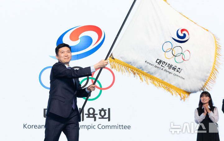 [서울=뉴시스] 황준선 기자 = 유승민 신임 대한체육회장이 27일 오후 서울 용산구 그랜드 하얏트 서울에서 열린 제42대 대한체육회장 취임식에서 대한체육회기를 흔들고 있다. 2025.03.27. hwang@newsis.com