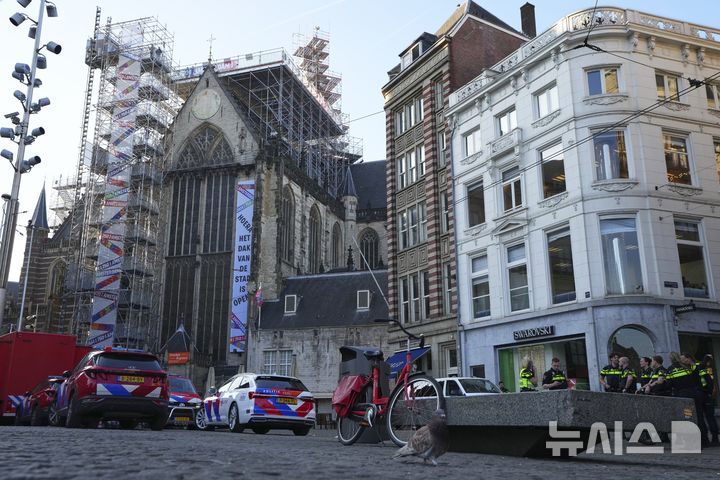 [ 암스테르담=AP/뉴시스] 암스테르담 중심가의 담 광장 부근에서 27일(현지시간) 흉기 난동 사건이 일어난 직후 경찰이 일대를 봉쇄하고 수사에 나서고 있다. 2025.03. 28. 