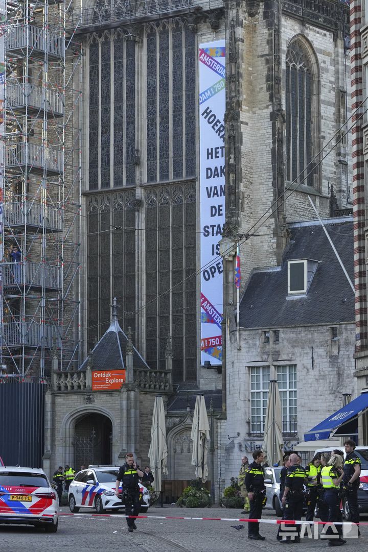 [ 암스테르담=AP/뉴시스] 암스테르담 중심가의 담 광장 부근에서 27일(현지시간) 흉기 난동 사건이 일어난 직후 경찰이 일대를 봉쇄하고 수사에 나서고 있다. 2025.03. 28. 