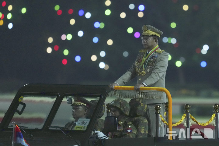 [네피도=AP/뉴시스] ﻿﻿미얀마 군사정권 주도로 오는 28일 총선이 예정된 가운데, 태국 등 아시아 주요 도시에서 재외국민 대상 조기 투표가 시작됐다. 사진은 민 아웅 흘라잉 미얀마 최고사령관이 지난 3월 27일(현지 시간) 미얀마 네피도에서 군을 사열하는 모습. 2025.12.07