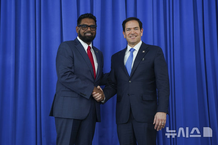 [AP/뉴시스]가이아나 알리 대통령이 3월 27일 방문한 마코 루비오 미 국무장관과 수도 조지타운 대통령궁에서 기자회견을 앞두고 악수하고 있다. 알리 대통령은 9월 7일 제2기 대통령에 취임했다. 2025.09.08. 