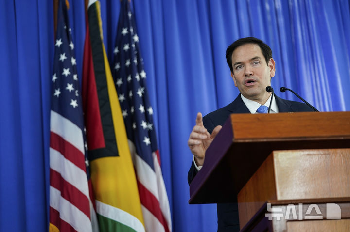 [조지타운=AP/뉴시스] 마코 루비오 미국 국무장관이 내달 2~4일 북대서양조약기구(NATO·나토) 본부가 있는 브뤼셀을 방문한다고 미국 국무부가 밝혔다. 사진은 루비오 국무장관이 지난 27일 가이이나 조지타운에서 모하메드 이르판 알리 가이아나 대통령과 공동 기자회견을 하는 모습. 2025.04.01.