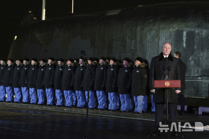 [무르만스크=AP/뉴시스] 미하일 울리야노프 빈 국제기구 주재 러시아 상임대표는 7일(현지 시간) 텔레그램을 통해 "EU 대표들의 (우크라이나 휴전 협상) 불참은 그들의 입장이 독단적(dogmatic)이기 때문에 불가피했다"고 말했다. 사진은 블라디미르 푸틴 대통령이 지난달 27일(현지 시간) 러시아 무르만스크의 잠수함 기지에서 열린 신형 원자력 잠수함 아르한겔스크 진수식에 참석해 연설하는 모습. 2025.03.28.