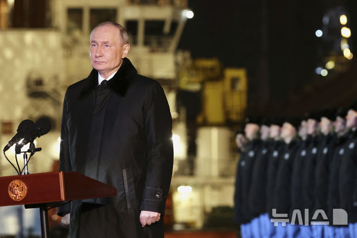 [무르만스크=AP/뉴시스] 러시아가 4월부터 7월 중순까지 16만 명을 징집한다. 사진은 블라디미르 푸틴 러시아 대통령이 지난달 27일(현지 시간) 러시아 무르만스크의 잠수함 기지에서 열린 신형 원자력 잠수함 아르한겔스크 진수식에 참석해 연설하는 모습. 2025.03.28.