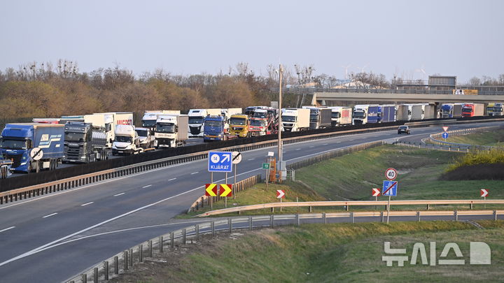 [라즈카=AP/뉴시스] 최근 헝가리 북서부에서 50여 년만에 구제역이 발생한 가운데  지난 3월27일 슬로바키아 당국이 국경통제를 실시하면서 헝가리 국경마을 라즈카에 길게 늘어진 트럭 대기줄.  하지만 두 나라는 7월 3일 유럽연합의 러시아산 에너지 수입금지에 반대하며 공동대응을 약속했다. 2025.07.04. 