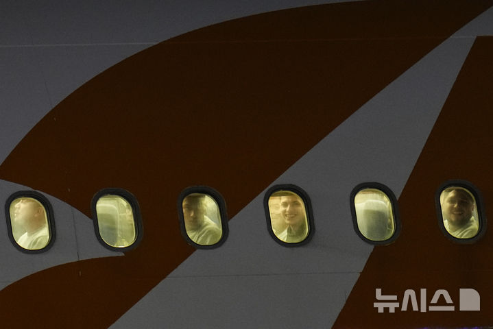 [ 마이케티아( 베네수엘라)= AP/뉴시스] 미국에서 추방된 베네수엘라 출신 이민들이 올해 3월 24일 고국행 비행기를 탄뒤&nbsp; 마이케티아의 시몬 볼리바르 국제공항에 도착하자 비행기 창문밖을 내다보며 웃고 있다.&nbsp; 2025. 06. 18.