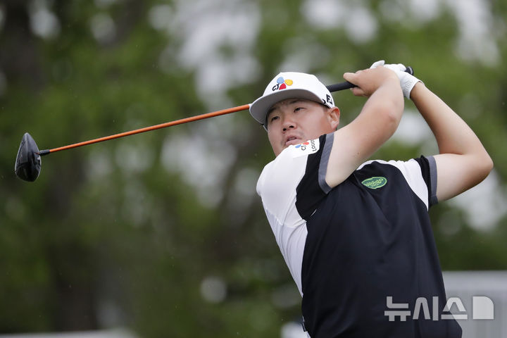 [휴스턴=AP/뉴시스] 임성재가 27일(현지 시간) 미 텍사스주 ) 미국 텍사스주 휴스턴의 메모리얼 파크 골프 코스에서 열린 미국 프로골프(PGA) 투어 텍사스 칠드런스 휴스턴 오픈 첫날 18번 홀에서 티샷하고 있다. 임성재는 2언더파 68타로 첫날을 마쳤다. 2025.03.28.