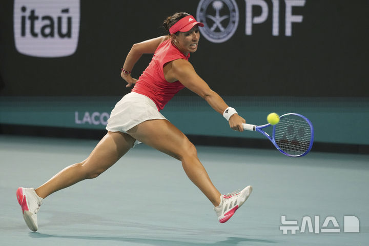 [마이애미=AP/뉴시스] 여자프로테니스(WTA) 투어 마이애미오픈에 출전한 제시카 페굴라. 2025.03.27.