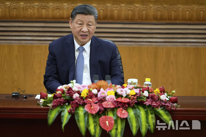 [베이징=AP/뉴시스] 중국은 미국이 부과한 상호관세에 대해 세계무역기구(WTO)에 분쟁 협의를 요청한 것으로 전해졌다. 사진은 시진핑 중국 국가주석이 지난달 28일 중국 베이징 인민대회당에서 열린 국제공상계 대표 회견에 참석해 발언하고 있는 모습. 2025.04.09.