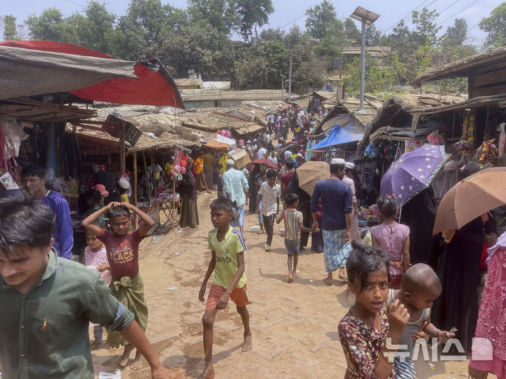 [AP/뉴시스] 28일 방글라 남해안 콕스 바자 난민촌 내 발루칼리 시장 모습