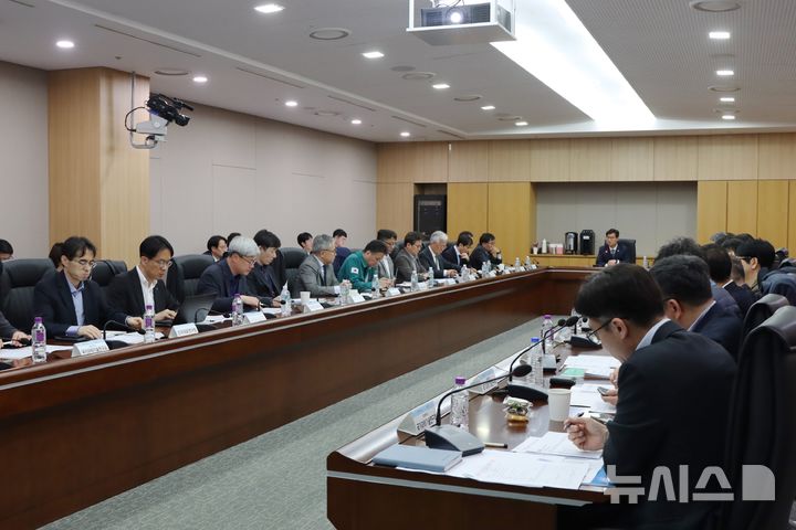 [서울=뉴시스]국가과학기술연구회(NST)는 지난 27일 세종 국책연구단지에서 '경상지역 등 산불 피해 대응 위한 긴급 대책회의'를 개최하고, 출연연 대응방안과 향후 기술적 지원 계획을 논의했다고 28일 밝혔다. (사진=NST 제공)