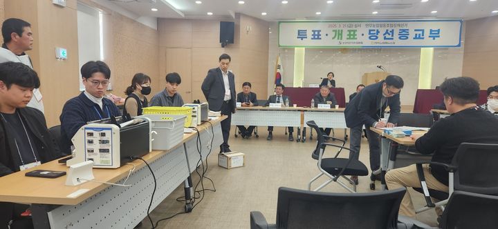 [논산=뉴시스] 곽상훈 기자 = 지난달 21일 논산 연무농협 하나로마트 회의실에서 조합장 재선거 개표가 진행되고 있다. 2025.03.28. kshoon0663@newsis.com *재판매 및 DB 금지