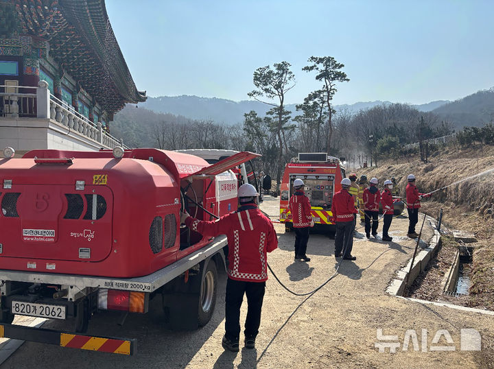 [성남=뉴시스] 성남시 산불전문예방진화대 진화 훈련 모습 (사진=성남시 제공) 2025.03.28.photo@newsis.com