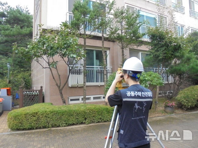 [용인=뉴시스]소규모 공동주택 단지 건축물 기울기(수직도) 측정을 하고 있는 모습(사진=용인시 제공)2025.03.28.photo@newsis.com