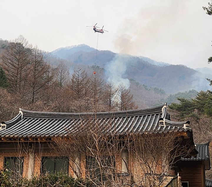 [산청=뉴시스] 서희원 기자= 28일 오전 9시30분깨 경남 산청군 시천면 덕산사 해우소 뒷쪽에 소방헬기가 긴급 투입돼 산불을 진화하고 있다. 2025. 03. 28. shw1881@newsis.com *재판매 및 DB 금지