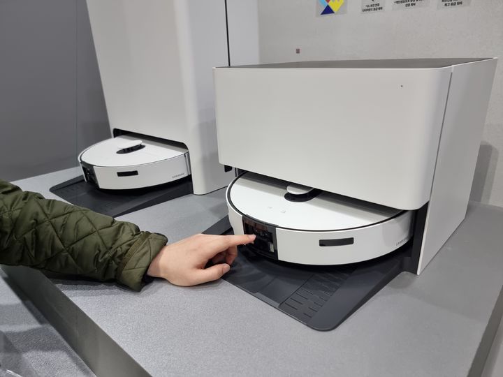 [서울=뉴시스] 이지용 기자 = 삼성전자 비스포크 AI 스팀 로봇청소기 신제품. 2025.03.28. leejy5223@newsis.com *재판매 및 DB 금지