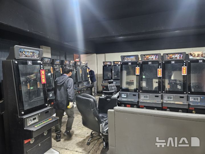 [제주=뉴시스] 서귀포경찰서가 25일 서귀포시 소재 불법 사행성 게임장을 적발하고 있다. (사진=서귀포경찰서 제공) 2025.03.28. photo@newsis.com