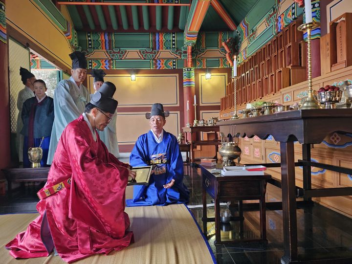 [양산=뉴시스] 양산향교 주관으로 충렬사 춘기 제향을 봉행하고 있다. (사진=양산시 제공) 2025.03.28. photo@newsis.com *재판매 및 DB 금지