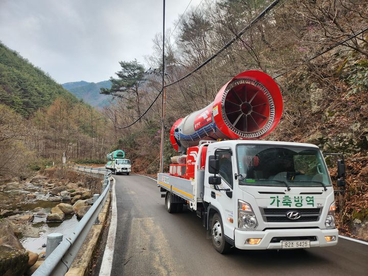 [산청=뉴시스] 서희원 기자= 28일 오전 9시30분깨 경남 산청군 시천면 덕산사 해우소 뒷쪽에 임도에 가축방역차가 이동하고 있다. 2025. 03. 28. shw1881@newsis.com *재판매 및 DB 금지