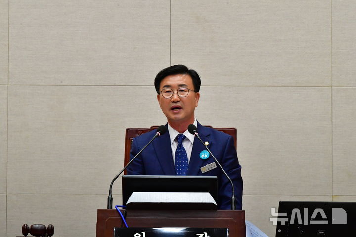 [완주=뉴시스] 김민수 기자= 유의식 완주군의회 의장이 28일 제292회 완주군의회 임시회 제1차 본회의 개회사를 발표하고 있다. 2025.03.28 *재판매 및 DB 금지