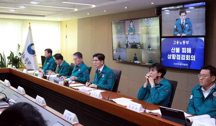 [서울=뉴시스] 김문수 고용노동부 장관이 28일 산불피해지원 긴급 상황점검회의를 주재하고 있다. 2025.03.28. (사진=고용노동부 제공) *재판매 및 DB 금지