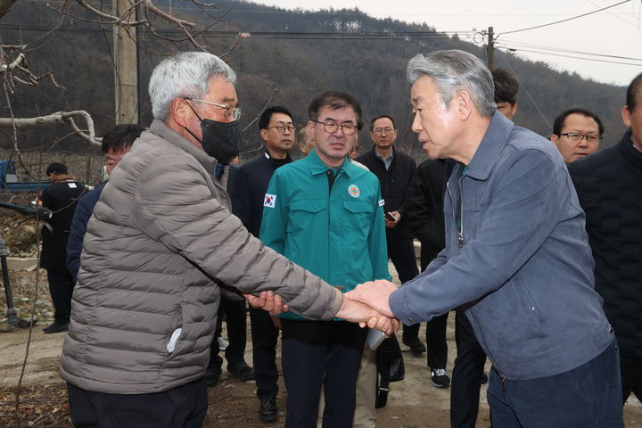 [세종=뉴시스] 강호동 농협중앙회 회장은 28일 경북 의성, 청송, 영양 등 산불 피해 현장을 방문해 피해 상황을 점검하고 지원 방침을 밝혔다. (사진=농협중앙회 제공) 2025.03.28. photo@newsis.com *재판매 및 DB 금지