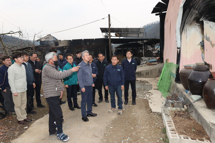 [세종=뉴시스] 강호동 농협중앙회 회장은 28일 경북 의성, 청송, 영양 등 산불 피해 현장을 방문해 피해 상황을 점검하고 지원 방침을 밝혔다. (사진=농협중앙회 제공) 2025.03.28. photo@newsis.com *재판매 및 DB 금지