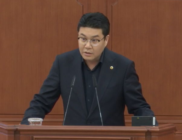 [대전=뉴시스] 국민의힘 정명국(동구3) 대전시의원이 28일 제285회 임시회 제3차 본회의에서 신상발언을 하고 있다. (사진=대전시의회 제공) 2025.03.28. photo@newsis.com *재판매 및 DB 금지