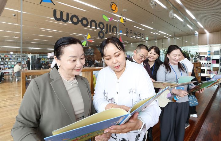 [서울=뉴시스] 지난 27일 웅진씽크빅 파주 본사에서 열린 몽골 교육감, 교장단 방문·체험행사에서 방문객들이 자사 도서 제품을 체험하고 있다. (사진=웅진씽크빅 제공) 2025.03.28. photo@newsis.com *재판매 및 DB 금지