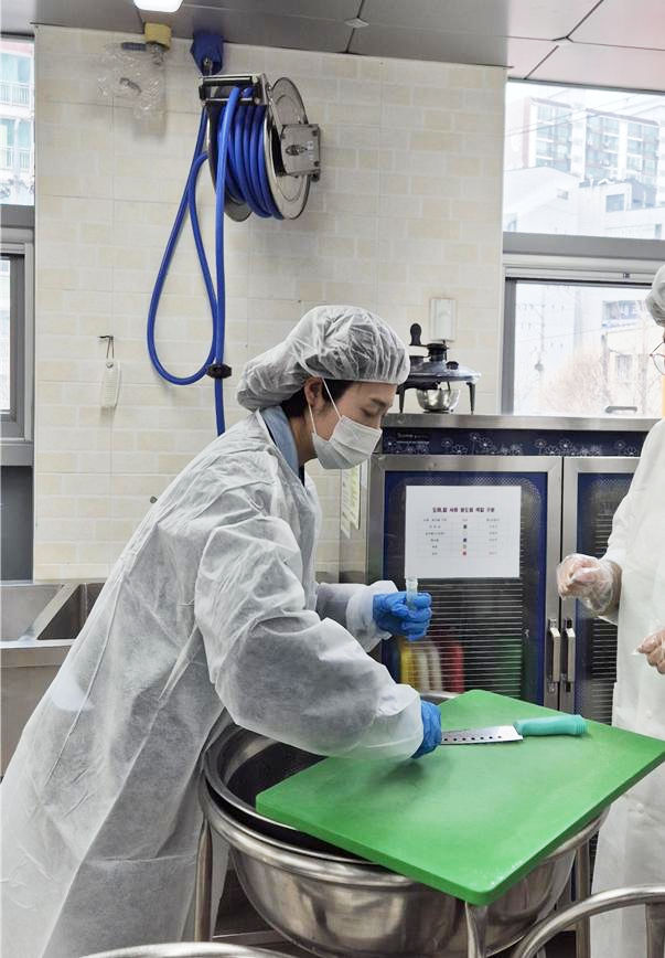 [서울=뉴시스] 집단급식소 점검 사진. 2025.03.28 (사진 제공=강동구청) photo@newsis.com *재판매 및 DB 금지