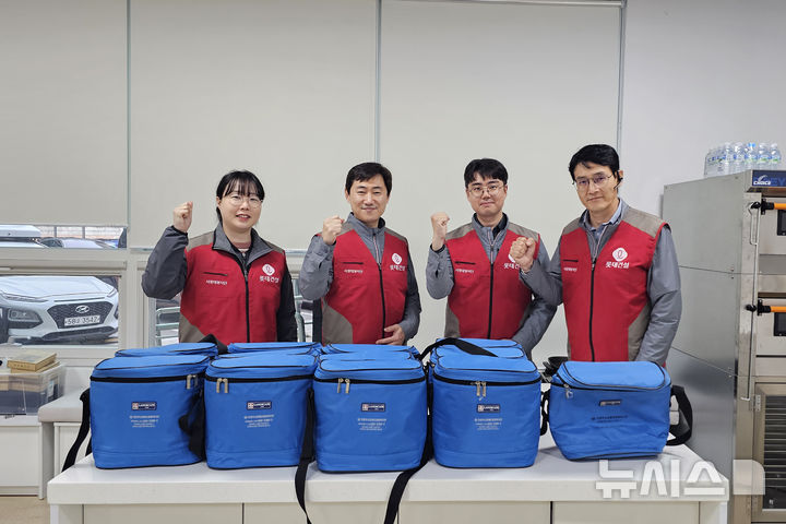 [서울=뉴시스] 롯데건설 샤롯데 봉사단이 의정부 지역에서 봉사활동 후 기념촬영을 하고 있다.