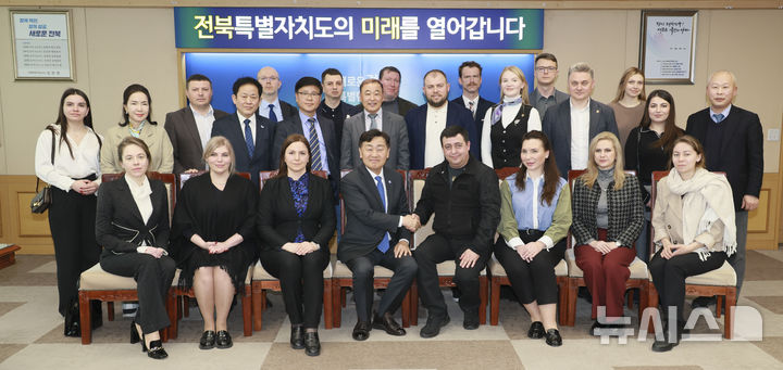 [전주=뉴시스] 28일 우크라이나 고위 대표단이 전북특별자치도청을 방문한 가운데 김관영 전북지사가 이리나 침발 유센코대통령재단 이사장을 비롯한 참석자들이 기념촬영을 하고 있다. 2025.03.28 *재판매 및 DB 금지