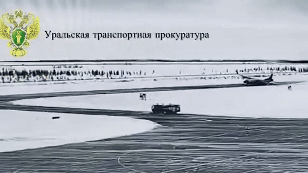 지난 26일 러시아 중부의 한 공항에서 착륙하려던 비행기가 랜딩기어 고장으로 빙판길에 미끄러지는 사고가 발생했다. (사진=소셜 미디어/East2west news) *재판매 및 DB 금지