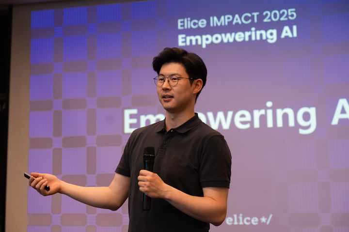 [서울=뉴시스] 김재원 엘리스그룹 대표가 28일 기자간담회에서 엘리스 AI PMDC를 토대로 시너지를 발휘할 엘리스 AI 에코 시스템을 소개했다. (사진=엘리스그룹 제공) 2025.03.28. photo@newsis.com *재판매 및 DB 금지