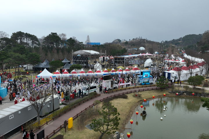[논산=뉴시스] 논산딸기축제 전경. (사진=논산시 제공) 2025.03.28. photo@newsis.com *재판매 및 DB 금지