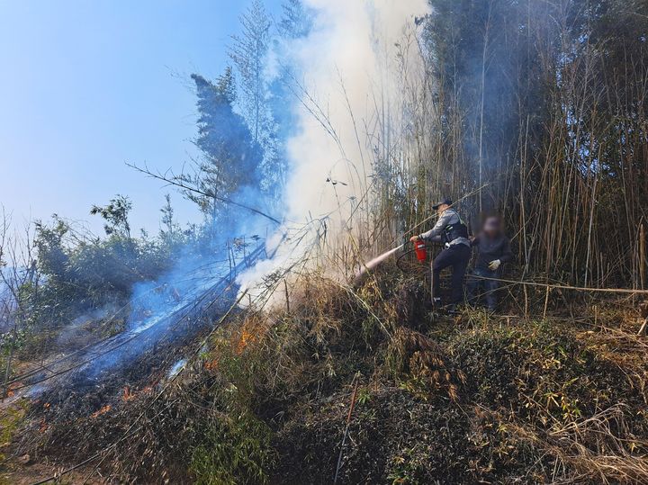 [남원=뉴시스] 전북경찰청은 최근 대형 산불이 지속되며 이에 따른 피해 예방을 위해 산불 대비에 총력을 기울이고 있다고 28일 밝혔다. 지난 23일 남원시 왕정동 인근 야산에서 발생한 작은 불을 중앙지구대 대원이 소화기로 진화하고 있다. (사진=전북경찰청 제공) 2025.03.28. photo@newsis.com *재판매 및 DB 금지