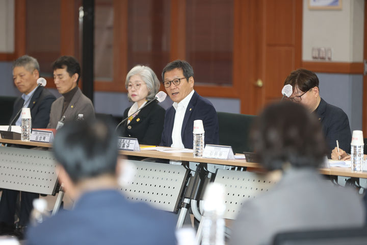 [강릉=뉴시스] 강릉시가 벚꽃축제 운영을 축소 결정을 위한 긴급회의를 열고 있는 모습.(사진=강릉시 제공)photo@newsis.com *재판매 및 DB 금지