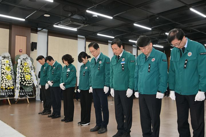 [안동=뉴시스] 임종식 경북교육감을 비롯한 경북도 간부 공무원들이 28일 경북 의성군청소년문화의집에 마련된 산불 진화 헬기 추락 희생자 고(故) 박현우 기장의 분향소를 찾아 조문을 하고 있다. (사진=경북교육청 제공) 2025.03.28. photo@newsis.com *재판매 및 DB 금지