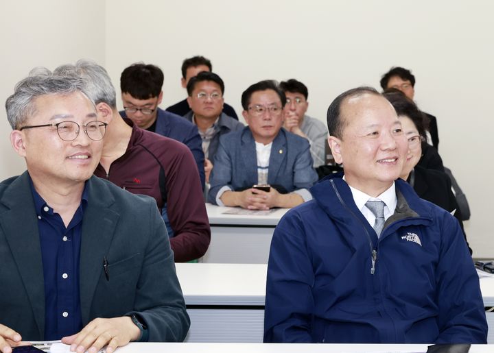 [칠곡=뉴시스] 오영환(오른쪽) 총영사가 강의를 듣고 있다 (사진=칠곡군 제공) 2025.03.28 photo@newsis.com *재판매 및 DB 금지