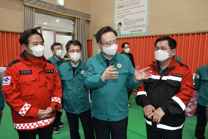 [세종=뉴시스] 조규홍 보건복지부 장관은 28일 안동다목적체육관, 안동유리한방병원을 방문해 산불로 대피해 계신 분들을 위로하고 필요한 지원을 약속했다.(사진-보건복지부) *재판매 및 DB 금지