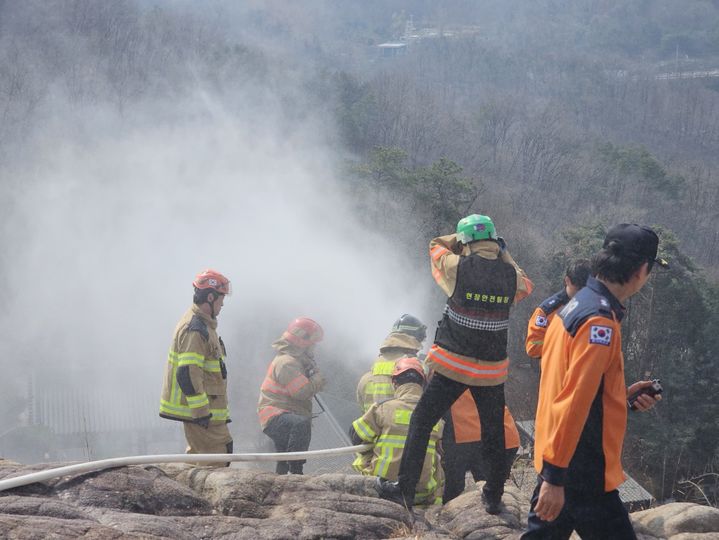 [서울=뉴시스] 봄철 산불 예방을 위해 경찰이 소방·구청·군 등 유관기관과 합동으로 산림 화재 진압 훈련을 실시했다. (사진=관악경찰서 제공) 2025.03.28. photo@newsis.com *재판매 및 DB 금지