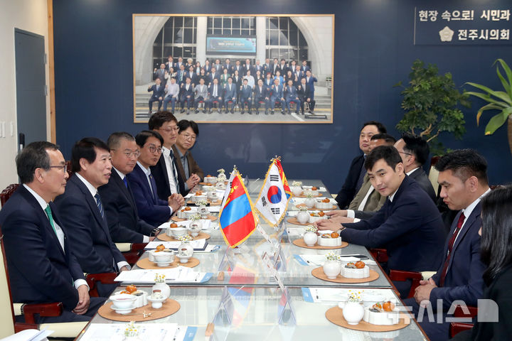 [전주=뉴시스]윤난슬 기자 = 전북 전주시의회와 몽골 날라이흐구가 공동 발전을 위한 교류를 가졌다.(사진=전주시의회 제공) 