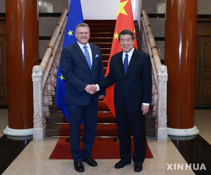 [베이징=신화/뉴시스] 허리펑 중국 부총리가 27일 방중한 마로스 셰프코비치 유럽연합(EU) 집행위원회 통상 담당 위원과 베이징에서 회담에 들어가기 앞서 악수를 나누고 있다. 2025.03.30 