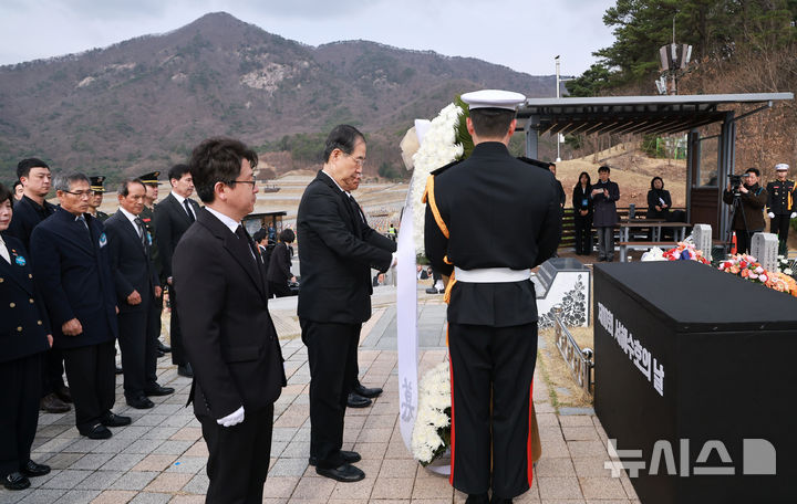[대전=뉴시스] 최진석 기자 = 한덕수 대통령 권한대행 국무총리가 28일 국립대전현충원 제2연평해전·연평도 포격전 희생자 묘역에서 헌화하고 있다. (대통령실통신사진기자단) 2025.03.28. myjs@newsis.com