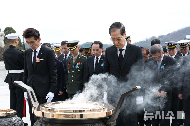 [대전=뉴시스] 최진석 기자 = 한덕수 대통령 권한대행 국무총리가 28일 국립대전현충원에서 열린 제10회 서해수호의 날 기념식에서 묵념하고 있다. (대통령실통신사진기자단) 2025.03.28. myjs@newsis.com