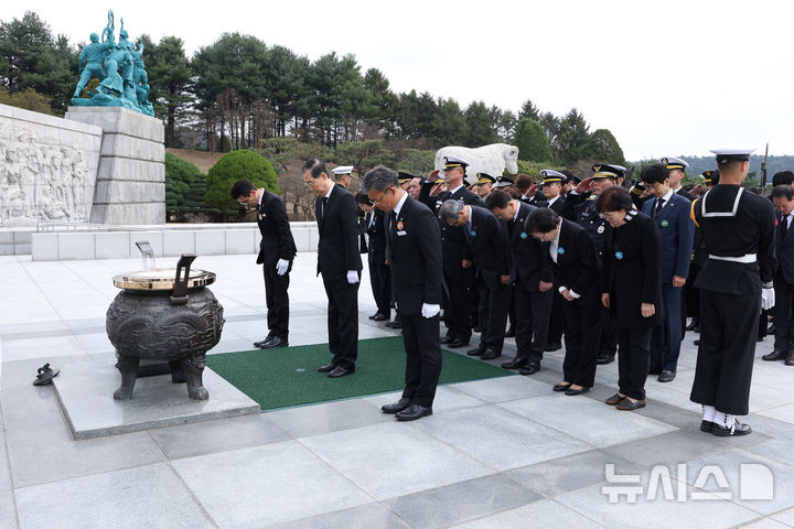 [대전=뉴시스] 최진석 기자 = 한덕수 대통령 권한대행 국무총리가 28일 국립대전현충원에서 열린 제10회 서해수호의 날 기념식에서 묵념하고 있다. (대통령실통신사진기자단) 2025.03.28. myjs@newsis.com